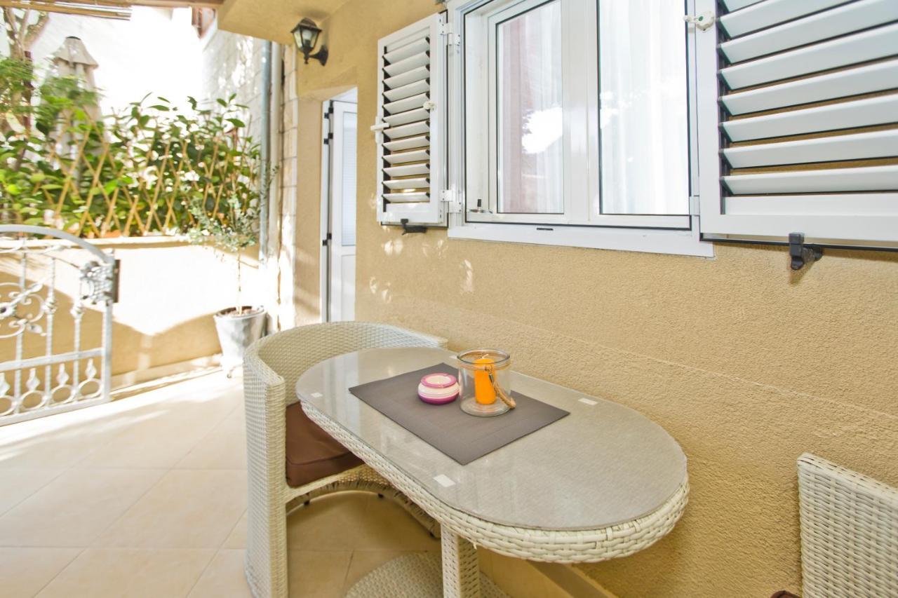 Apartments Jure Hvar Town Exterior photo