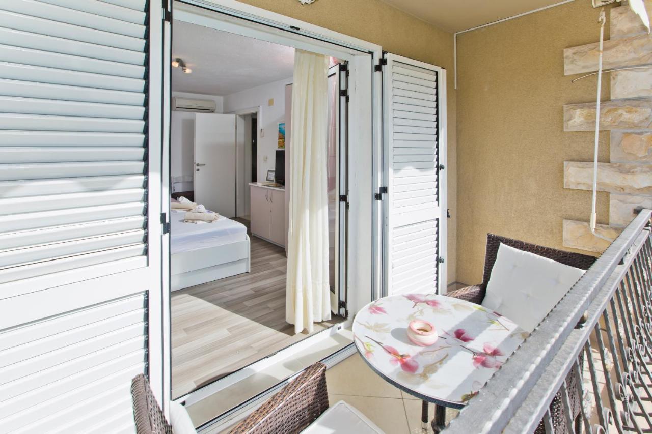 Apartments Jure Hvar Town Exterior photo