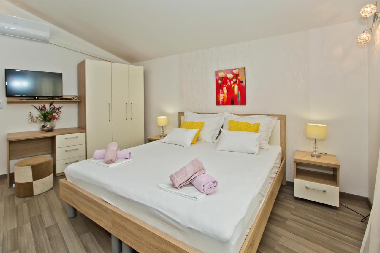Apartments Jure Hvar Town Exterior photo